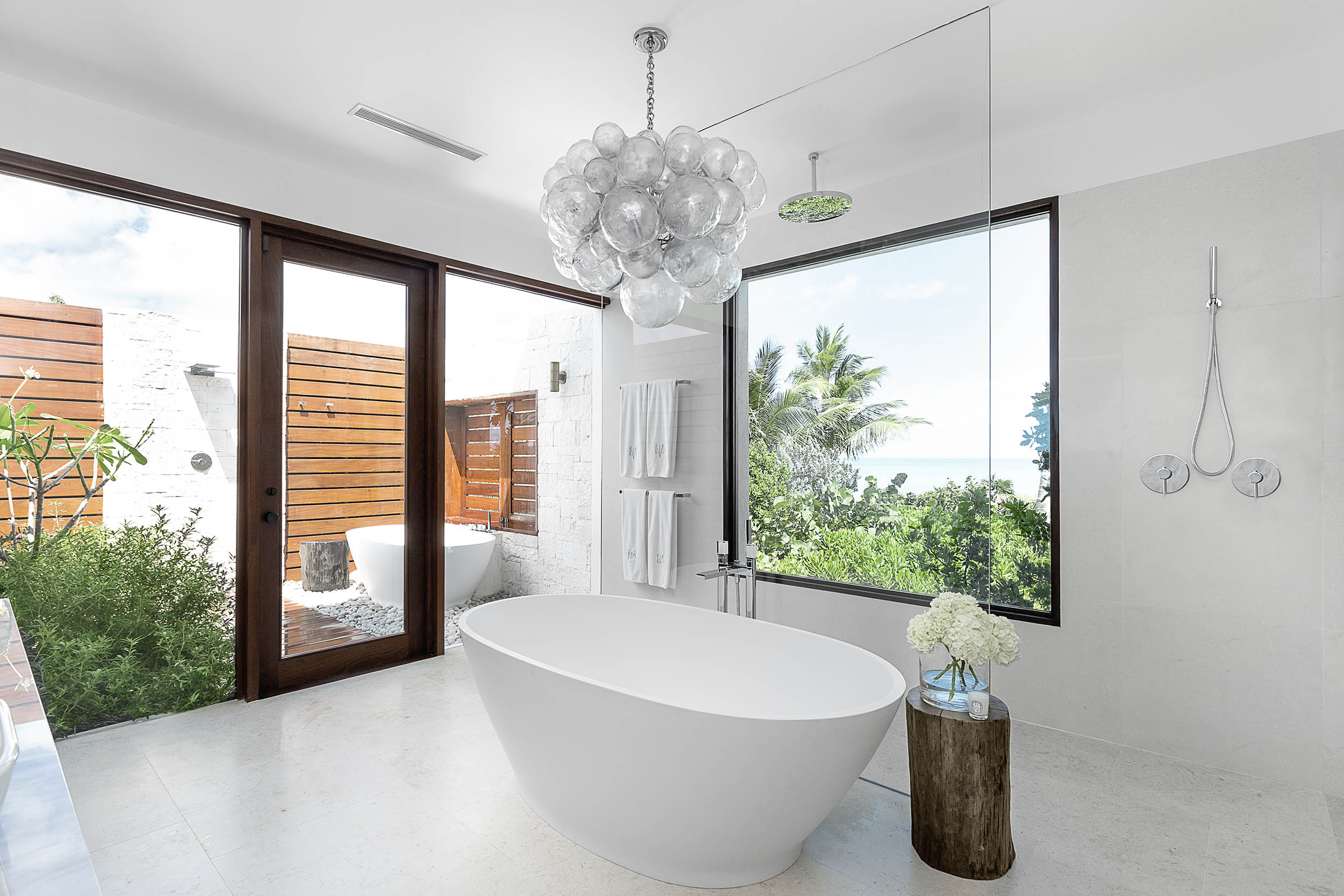 La Dolce Vita - view of one of the bathrooms with outdoor shower and bath tub