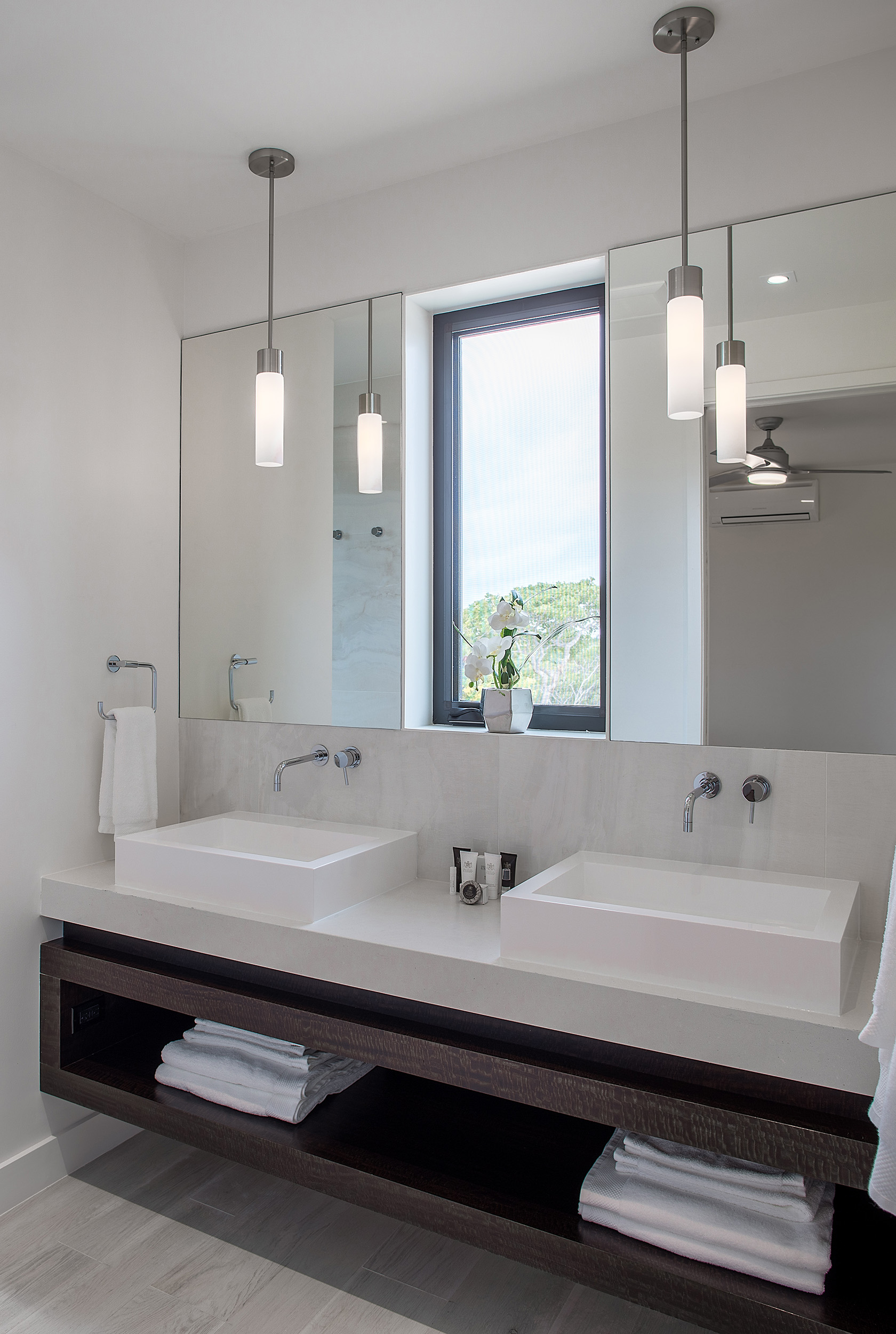 Brise De Mer - view of a bathroom vanity and mirror